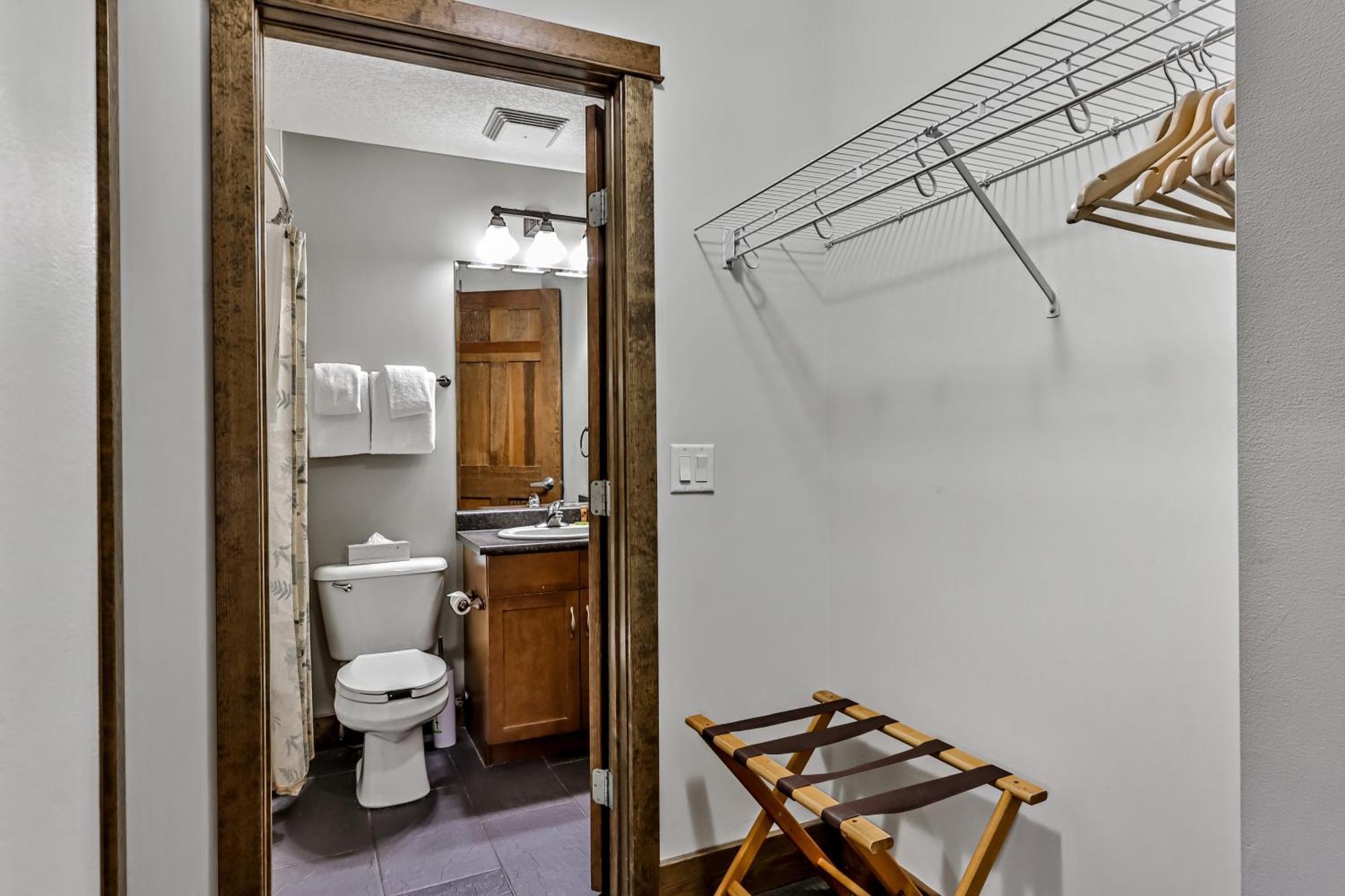 Spacious Mountain 2 Bedroom With Hot Tub Managed By Little Sister Getaways Canmore Extérieur photo